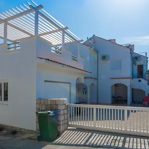 apartments-miocic-razanac.hotelinzadar.com/